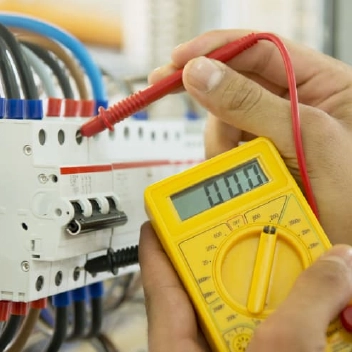 صورة توضح فحص الأحمال والعزل الكهربائي واختبار الجهد والمقاومة لضمان استقرار الشبكة