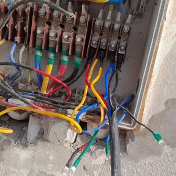 صورة توضح فحص كشف التماس الكابلات والكهرباء باستخدام أجهزة كشف الأعطال الحديثة في الرياض